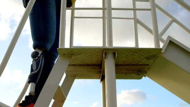 Vista-de-ángulo-bajo-de-movilidad-mujer-subiendo-escalera-en-el-Parque-4k