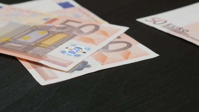 Euro-Papiergeld-in-verschiedenen-Werten-in-4K-3840-X2160-UHD-Filmmaterial-Lot-der-Banknoten-der-Europäischen-Union-auf-Tabelle-4K-2160p-30fps-UltraHD-Video