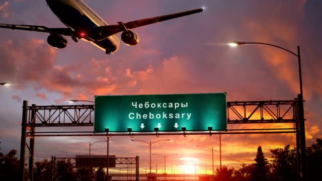Cheboksary-de-aterrizaje-de-avión-durante-un-maravilloso-amanecer