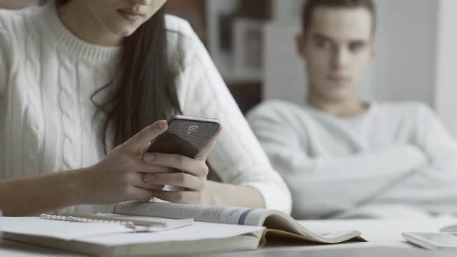 Mädchen-im-Chat-mit-ihrem-Handy-und-ihrem-Freund-zu-ignorieren