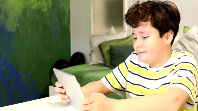 Porträt-eines-Teenagers-mit-digitalem-Tablet-Computer-zu-Hause