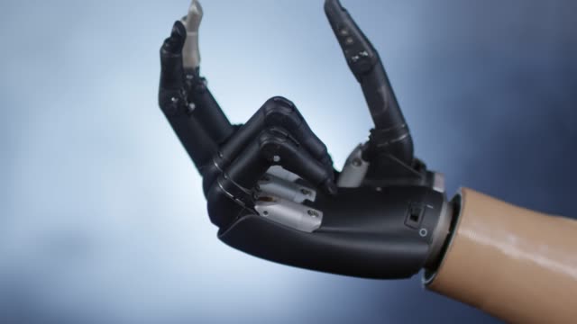 Moving-Individual-Fingers-with-Bionic-Prosthetic-Hand