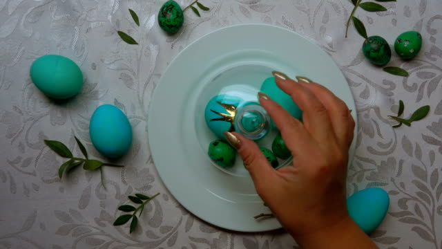 Hand-entfernt-eine-Glaskuppel-aus-einem-Teller-mit-Eiern