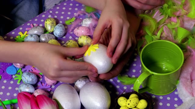 Familia-decorar-huevo-de-decoración-de-Pascua