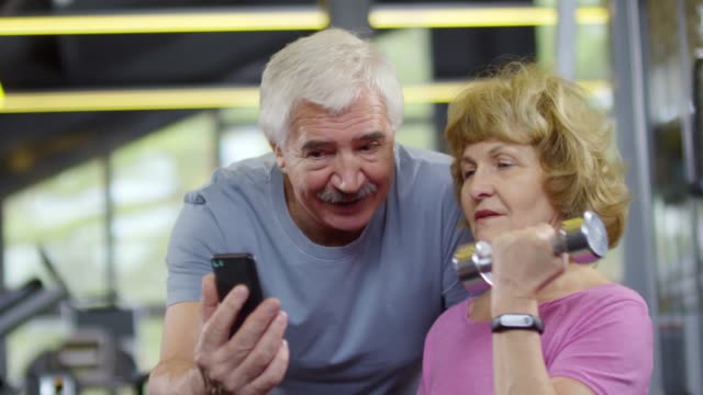 Pensioners-with-Smartphone-in-Gym