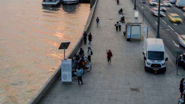 Sonnenuntergang,-Blick-auf-die-Stadt-und-die-Bewegung-von-Vergnügungsbooten-auf-dem-Moskauer-Fluss,-Zeitraffer