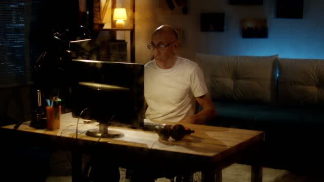 Hombre-discapacitado-trabajando-en-la-computadora