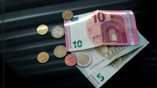 Euro-dinero-y-monedas-sobre-la-mesa