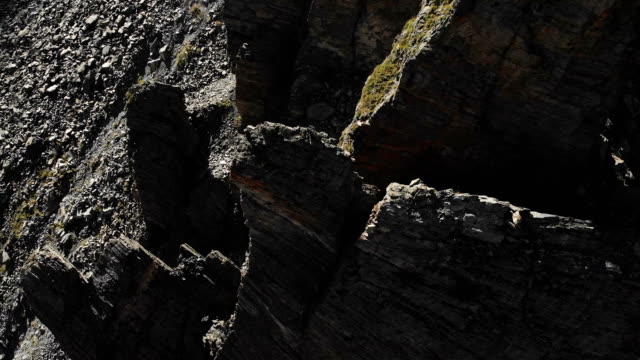 Vista-aérea-de-rocas-estructuradas-con-escombros-desmenuzado.-Rocas-celulares.