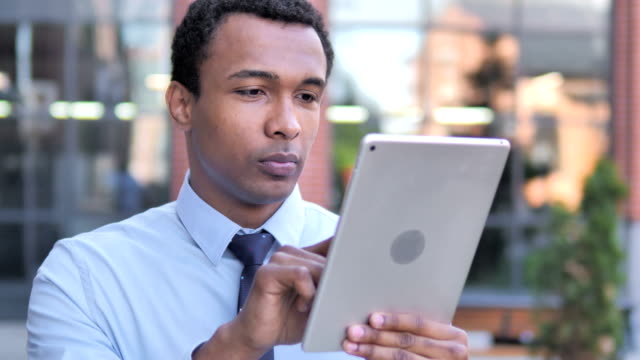 Afrikanischer-Geschäftsmann-nutzt-Tablet-Outdoor