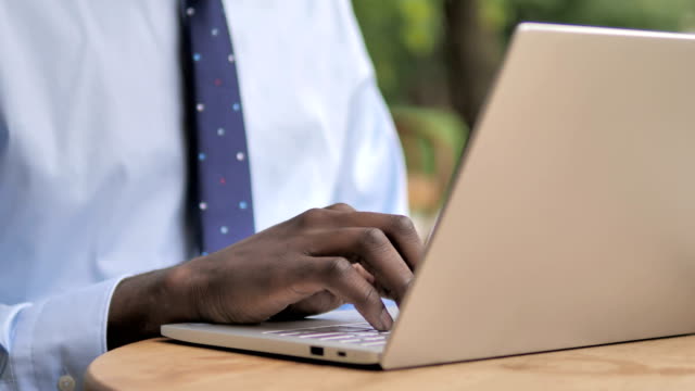 Afrikanischer-Geschäftsmann-Hands-Typisierung-auf-Laptop