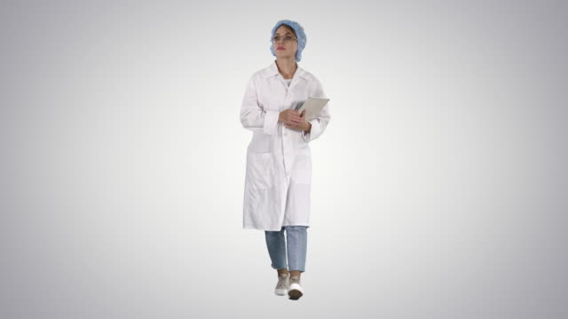 Mujer-doctor-caminando-sosteniendo-tableta-sobre-fondo-degradado