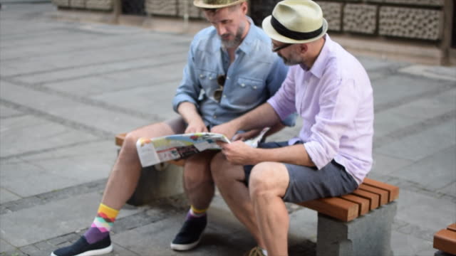 Schwules-Paar-erkundet-eine-Stadt-in-Europa