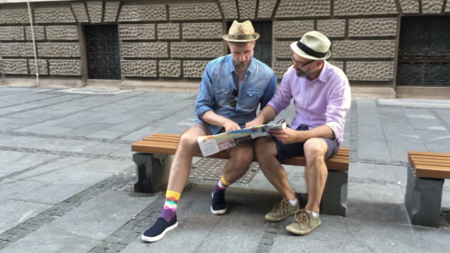 Schwules-Paar-erkundet-eine-Stadt-in-Europa