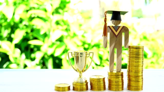 Ahorro-de-dinero-para-la-educación-graduado-en-el-concepto-de-éxito-de-logro:-Rising-monedas-con-los-estudiantes-modelos-universitarios,-ganador-del-trofeo-de-oro,-gestión-estudiar-liderazgo-de-la-competencia-e-inspiración-en-la-vida