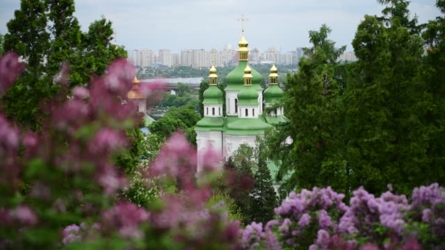 Frühling-Kiew-Panorama-nach-dem-Regen-Kirche-blühen-lila-Ukraine-4k-Video