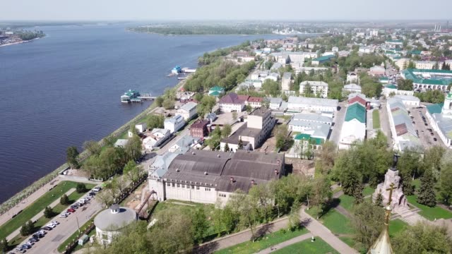 Paisaje-urbano-de-Kostroma-en-la-orilla-del-río-Volga