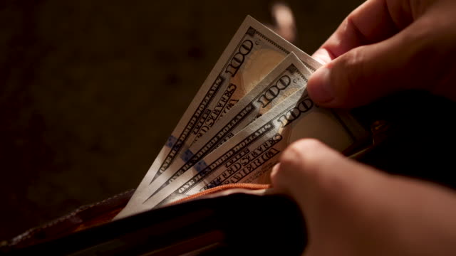 Dedos-Recalculando-Billetes-Bancarios-Ben-Franklin-con-Signo-100-$