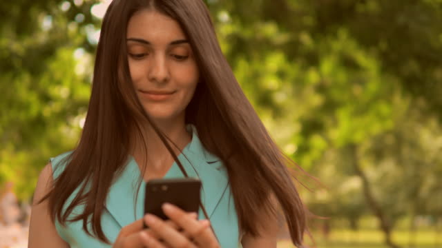 Nahaufnahme-Student-mit-Smartphone-Eingabe-Nachricht-geht-in-der-Fußgängerzone