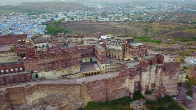 Die-Blaue-Stadt-und-Mehrangarh-Fort-in-Jodhpur.-Rajasthan,-Indien