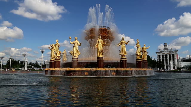 Brunnen-Freundschaft-der-Nationen(1951-54,-Das-Projekt-des-Brunnens-von-den-Architekten-K.-Topuridze-und-G.-Konstantinovsky)----VDNKH-(All-Russland-Exhibition-Centre),-Moskau,-Russland