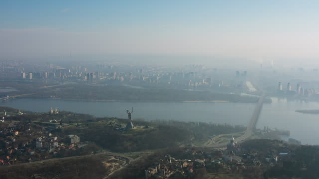 Vista-aérea-sobre-Kiev-en-la-niebla-4K-Ultra-HD