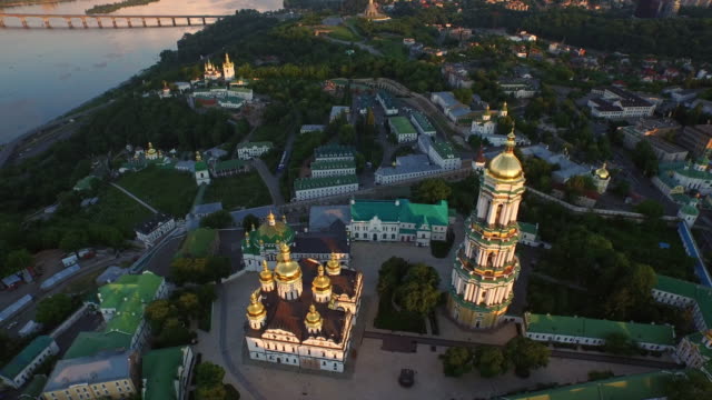 Glockenturm-Kiew-Pechersk-Lavra-auf-abendliche-Stadtlandschaft.-Kiew-Stadt,-Ukraine