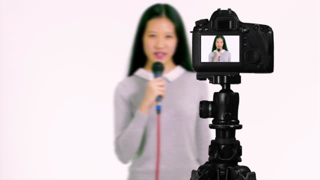 Chinesisch-asiatisch-amerikanische-Teenager-mit-Mikrofon,-präsentieren