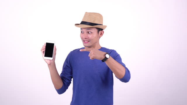Asiatische-Thai-Tourist-mit-Smartphone-für-online-einkaufen-auf-weißem-Hintergrund