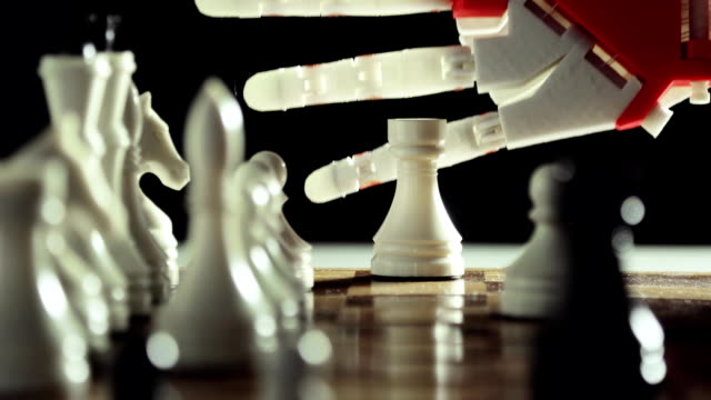 La-prótesis-de-mano-robótica-inteligente-de-calidad-está-jugando-ajedrez-en-el-tablero-de-ajedrez