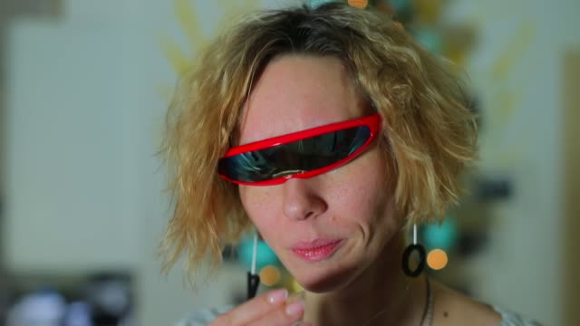 Eine-Nahaufnahme-des-Mädchengesichts-in-modernen-Augmented-Reality-Brillen