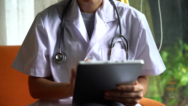 Médico-de-mano-que-utiliza-tableta-digital-para-el-tratamiento-en-línea
