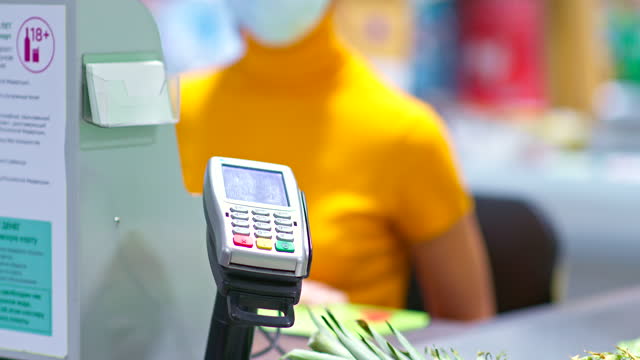 Close-up,-contactless-payment-for-purchases-using-a-phone,-nfc.-Buyer-brings-the-smartphone-to-the-terminal,-payment.-4k,-ProRes