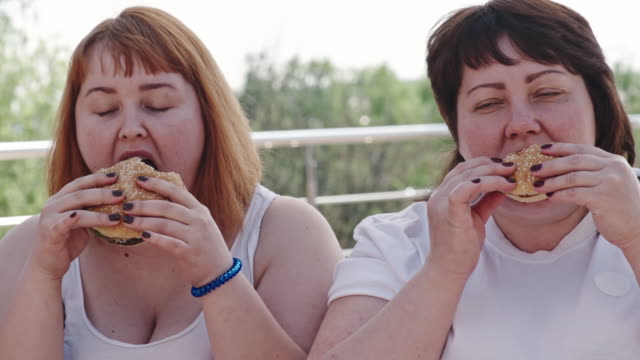 Fettvolle-Frauen-essen-Burger