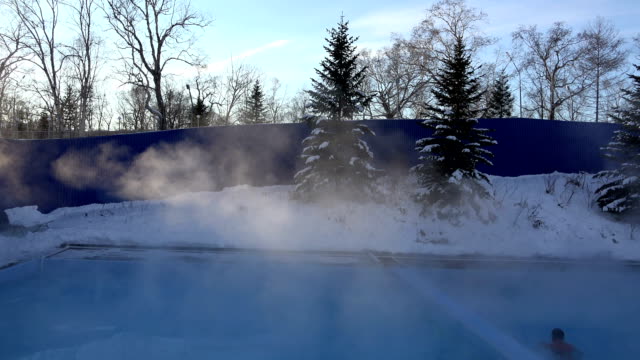 metro-caliente-piscina-aguas-evapora-la-humedad-y-desprende-calor-helado-día-de-invierno