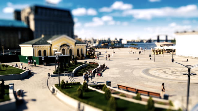 Vista-de-la-Plaza-Postal-en-Kiev.-Gente-camina-alrededor.-Lapso-de-tiempo-con-efecto-tilt-shift.