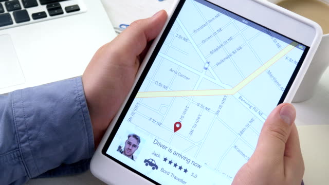 Car-sharing-app-auf-dem-digitalen-Tablet-verwenden.-Mann-kommt-um-zu-holen-sein-Beifahrer