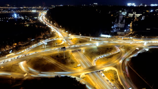 Hyperlapse-Zeitraffer-der-Nacht-Stadtverkehr.-Kiew,-Ukraine.-vertikale-Luftbild.