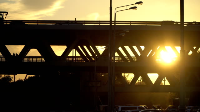 Silhouette-der-Stahlbrücke-und-Fahrzeuge-weiter-geht-es