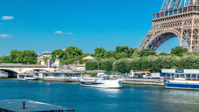El-timelapse-de-la-torre-de-Eiffel-de-terraplén-en-el-río-Sena-en-París