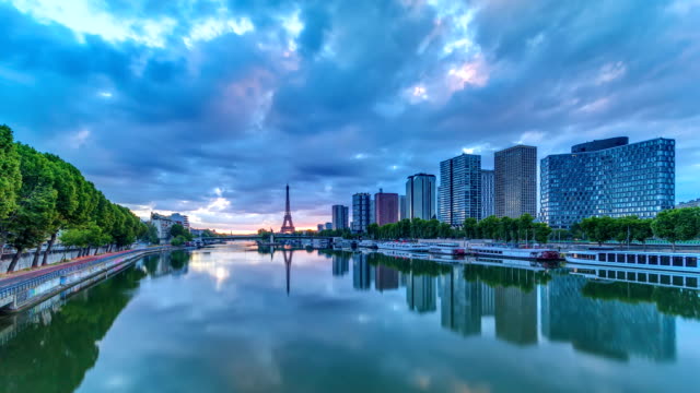 Eiffelturm-Sonnenaufgang-Zeitraffer-mit-Booten-am-Seineufer-und-in-Paris,-Frankreich