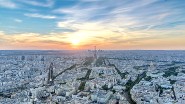Panorama-von-Paris-bei-Sonnenuntergang-Zeitraffer.-Eiffel-Turm-Blick-vom-Montparnasse-Gebäude-in-Paris---Frankreich