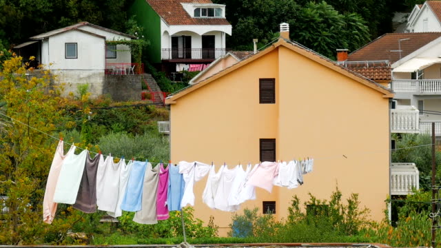 verschiedene-farbige-Wäsche-trocknen-draußen-auf-dem-Dach