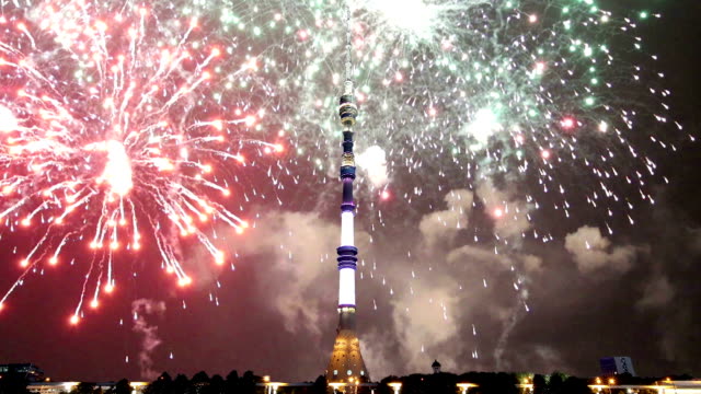 Feuerwerk-über-dem-Fernsehturm-(Ostankino),-Moskau,-Russland