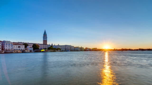 Wunderschönen-Sonnenaufgang-im-Canal-grande-über-San-Marco-Square-Zeitraffer.-Blick-von-der-Kirche-Santa-Maria-della-Salute,-Venedig,-Italien,-Europäische-Union