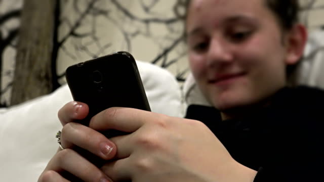 Smartphone-Mädchen-mit-app-auf-dem-Telefon-Lächeln