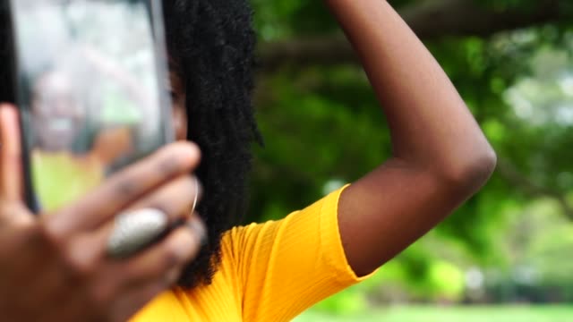 Joven-negro-a-mujer-tomando-un-Selfie