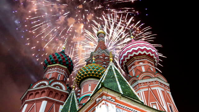 Kathedrale-der-Fürsprache-der-meisten-Heiligen-Theotokos-auf-dem-Graben-(Tempel-des-Basilius-des-seligen)-und-Feuerwerk,-Roter-Platz,-Moskau,-Russland