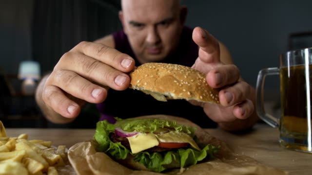 Übermäßiges-Essen,-übergewichtigen-Mann-kochen-große-Burger,-Gourmet-bewundern-seine-Mahlzeit,-close-up