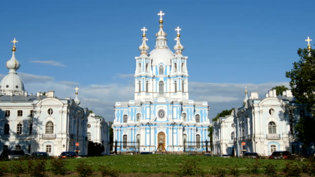 Die-Smolny-Kathedrale-in-den-sonnigen-Sommertag---St.-Petersburg,-Russland
